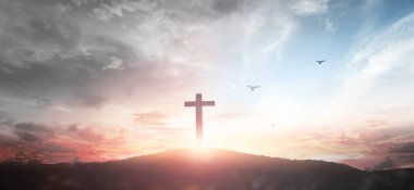 Hristiyan ahşap haçı dağın arka planında