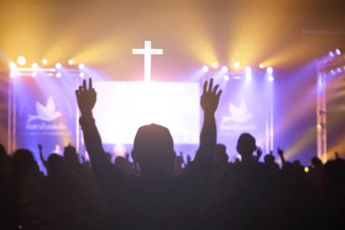 Kiliseye tapınma kavramı: Çapraz arkaplanda el kaldırarak Hıristiyan ibadeti