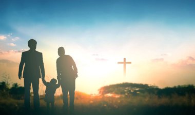 Aile kavramı: Ebeveynler ve çocuklar arka planda birlikte dua ediyorlar