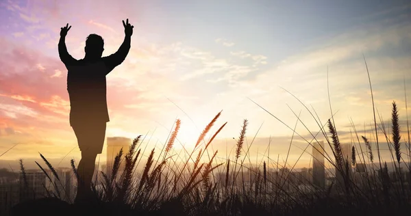 Menschensilhouette Auf Der Großstadt Mit Dem Hintergrund Des Sonnenuntergangs — Stockfoto