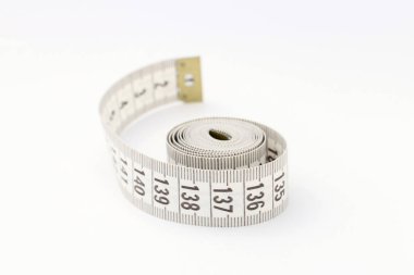 İzole üzerinde beyaz arka plan ölçmek için teyp. Dikiş ve diyet sırasında kullanılan.