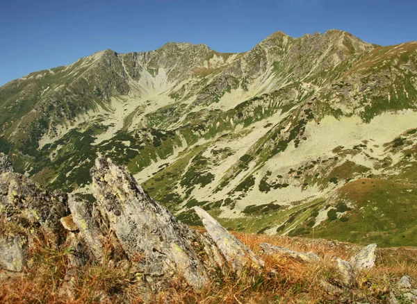 美丽的绿色的山在 Rohace 与岩石在前景 徒步旅行在欧洲 — 图库照片