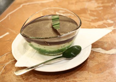 Kivi, krem peynir ve chocholate cam kase içinde gelen tatlı. Kahve barı.