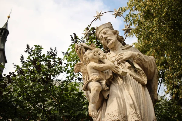 Piaskowiec Pomnik Jana Nepomucena Anioł Którzy Trzymają Ukrzyżowanego Jezusa Chrystusa — Zdjęcie stockowe