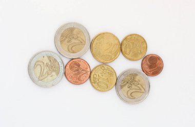 Beyaz arka plan üzerinde izole kullanılan Euro coins.