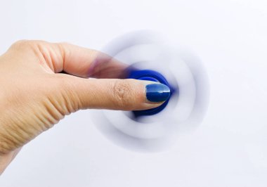 Mavi başparmak ve mavi topluca spinner. Beyaz arka plan.