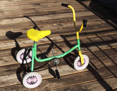 Gölgeler yapma renkli üç tekerlekli bisiklet.