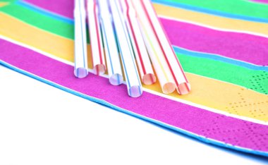 Renkli peçete beyaz arka plan üzerinde izole yatan renkli payet.