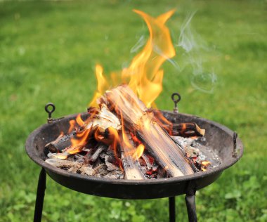 Hazırlık Barbekü için. Ahşap yakma. Alevler.