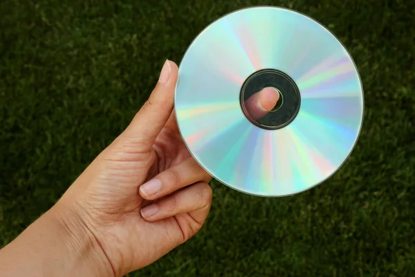 Hand Met Voor Groene Bokeh Achtergrond Gemaakt Van Gras Technologie — Stockfoto