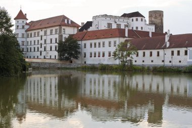 Çek Cumhuriyeti, Jindrichuv Hradec - 8 Ağustos 2018: Jindrichuv Hradec yaz gün batımı sırasında kalede. Yansıma yüzey çevre gölet üzerinde kale.