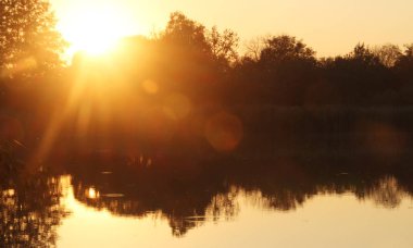 Gölün üzerinde gün batımı