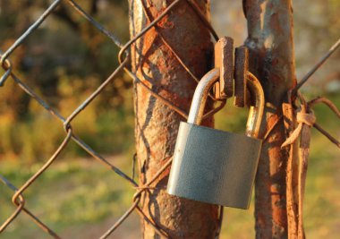 bir çitin asma kilit