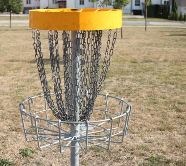 Parkta Discgolf oyun alanı