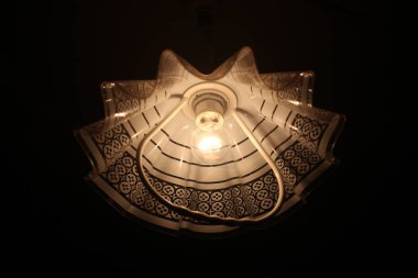 karanlık odada avize