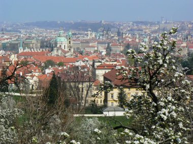 Bahar boyunca Prag panoramatical görünümü