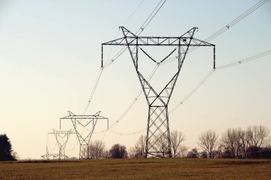Gün batımında elektrik direkleri
