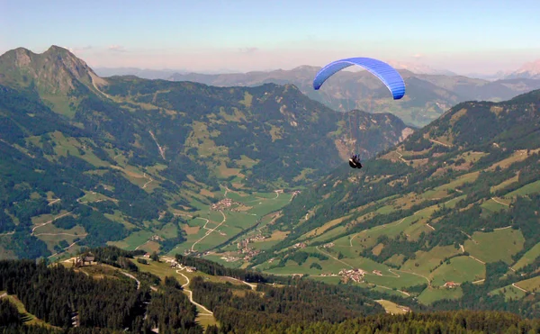 Paraglider in de bergen Stockafbeelding
