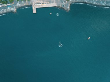 tekneler ve plaj aşağı bakıyor 