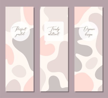 Modern kolaj tarzında asgari soyut organik şekillere sahip, güzel, dikey bayrak şablonu seti