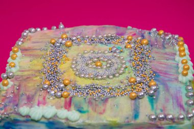 güzel renkli kek üzerine bir crimson