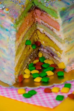 Renkli hapları renkli dışarı dökülür