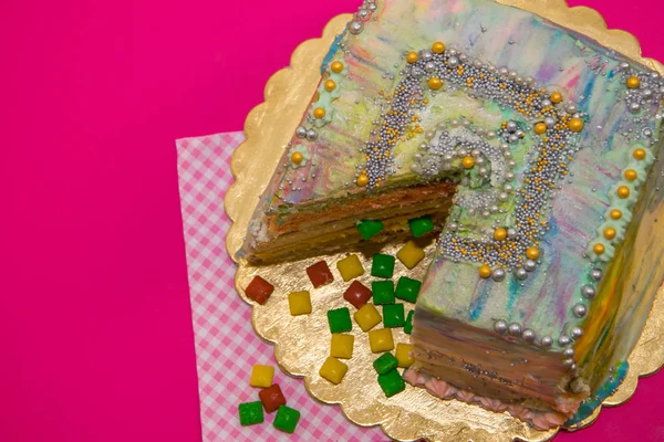 renkli pasta bir ahududu üzerinde kesme.