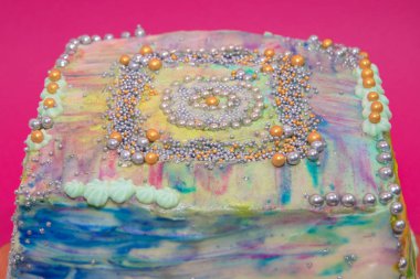 güzel renkli kek üzerine bir crimson