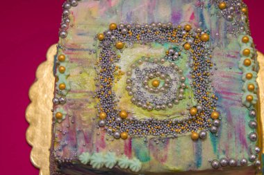 güzel renkli kek üzerine bir crimson