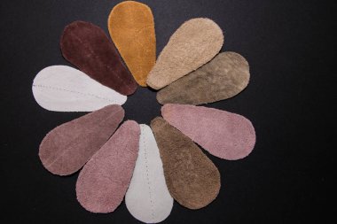 Kopya deri siyah bir arka plan üzerinde farklı türde