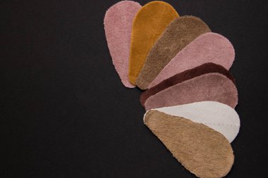 Kopya deri siyah bir arka plan üzerinde farklı türde