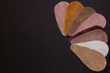 Kopya deri siyah bir arka plan üzerinde farklı türde