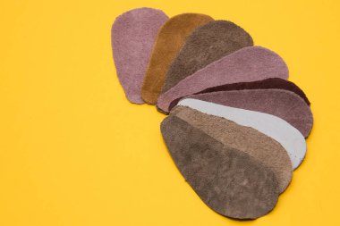 Kopya cilt sarı bir arka plan üzerinde farklı türde