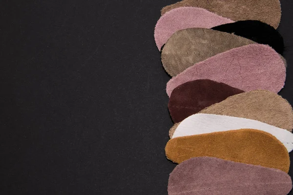 Kopya deri siyah bir arka plan üzerinde farklı türde