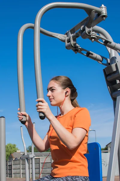 Kız açık havada fitness fitness ekipmanları çalışmaktadır