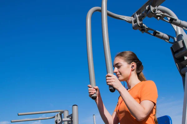 Kız açık havada fitness fitness ekipmanları çalışmaktadır