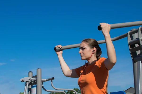 Kız açık havada fitness fitness ekipmanları çalışmaktadır