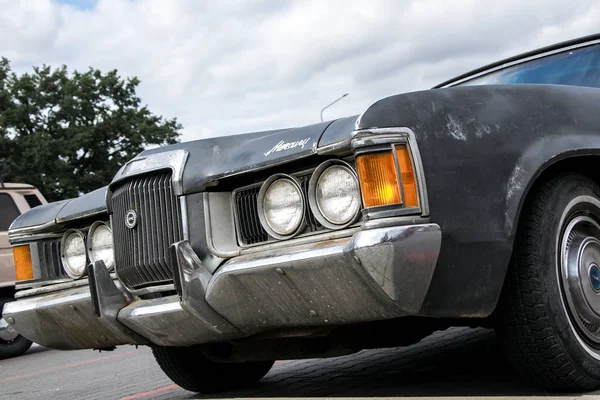 Üstünde belgili tanımlık gitmek kullanımında Almanya Dresden avlularda birinde öldü eski Cadillac