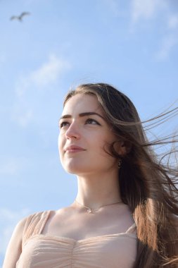 Kız gökyüzü arka plan üzerinde