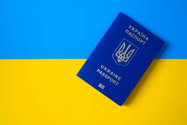 Паспорт на фоні український прапор — стокове фото