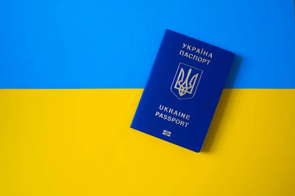 Pasaporte en el fondo de la bandera de Ucrania Imagen De Stock
