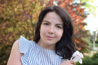 Farklı göz renkli hetrokromya ile güzel esmer 