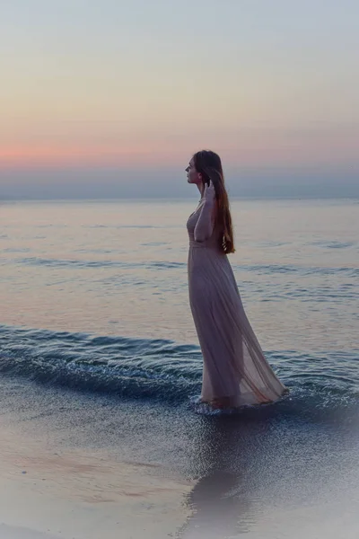 güzel kız suda on sunset ayakta