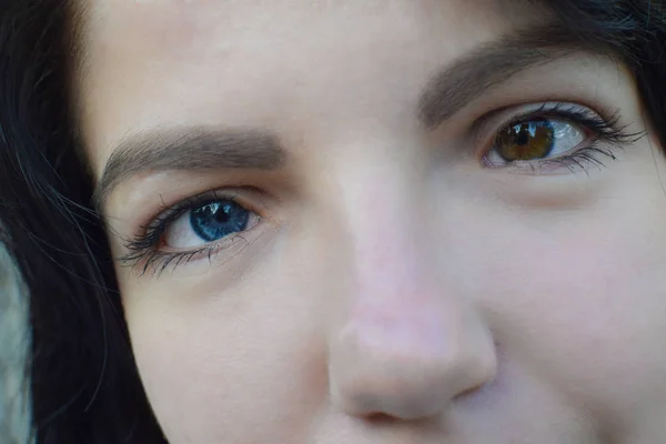 別の目の色の虹彩異色症と美しいブルネット — ストック写真
