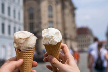 İki genç eller holding dondurma