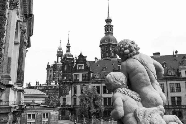siyah ve beyaz fotoğraf. Almanya'da Dresden.
