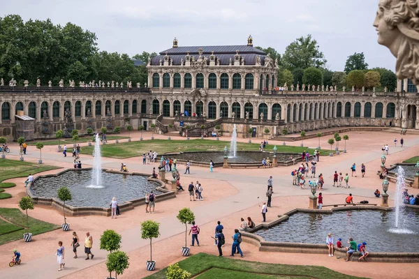 Dresden 'deki ünlü Zwinger Sarayı