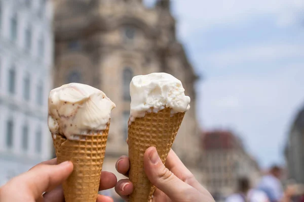 Dos manos jóvenes sosteniendo helado Imagen De Stock