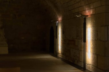 Eski taş merdivenle, duvar ve zemin beyaz. Arka plan