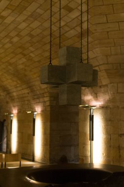 Eski taş merdivenle, duvar ve zemin beyaz. Arka plan